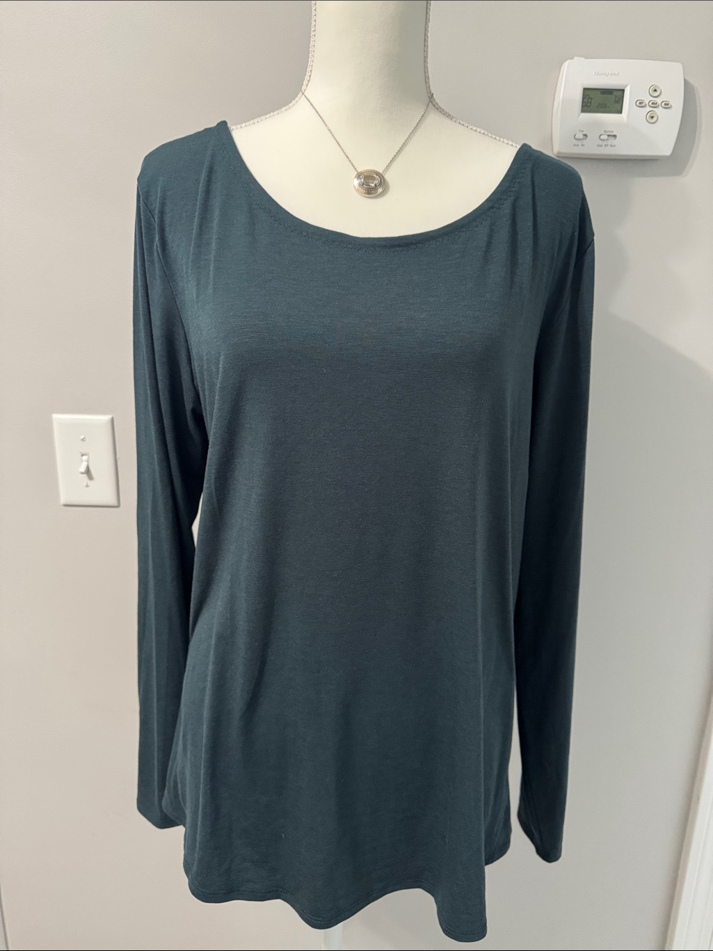 Athleta Xl Dark Green Long Sleeved Twisted Back T- Shirt